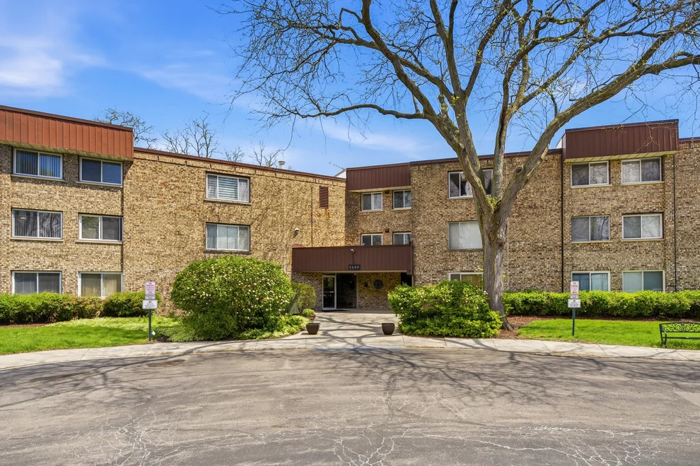 Unit for sale at 2600 Brookwood Way Drive, Rolling Meadows, IL 60008