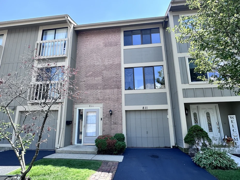 Unit for sale at 811 Shawnee Trail, Roselle, IL 60172