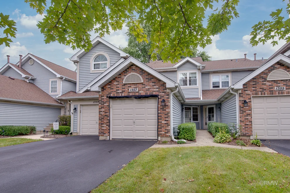 Unit for sale at 1357 Ridgefield Circle, Carol Stream, IL 60188