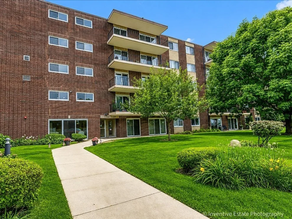 Unit for sale at 5300 Walnut Avenue, Downers Grove, IL 60515