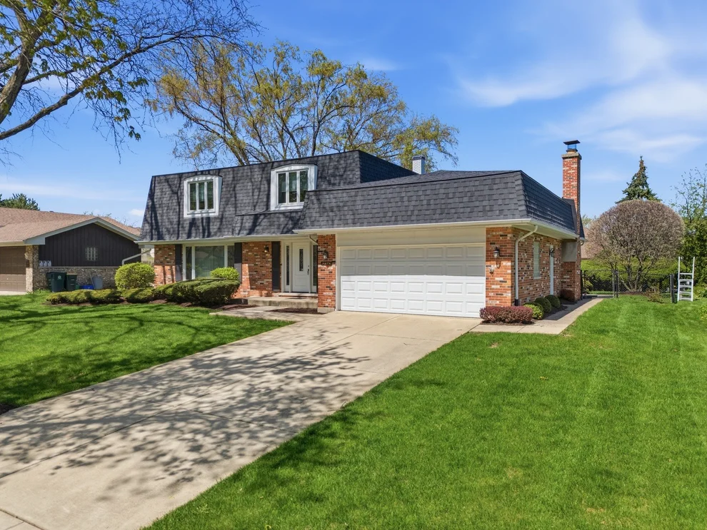 Unit for sale at 18W276 Holly Avenue, Darien, IL 60561