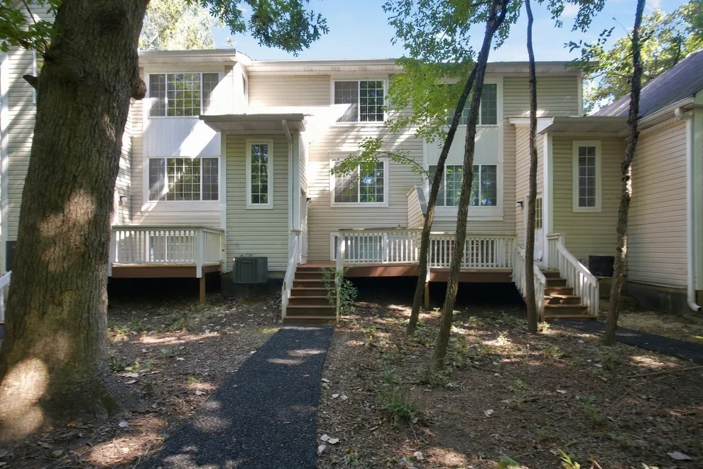 Unit for sale at 280 W Treehouse Lane, Round Lake, IL 60073