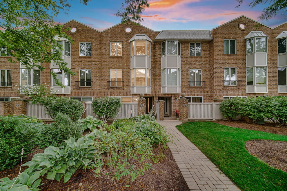 Unit for sale at 106 BISHOP QUARTER Lane, Oak Park, IL 60302