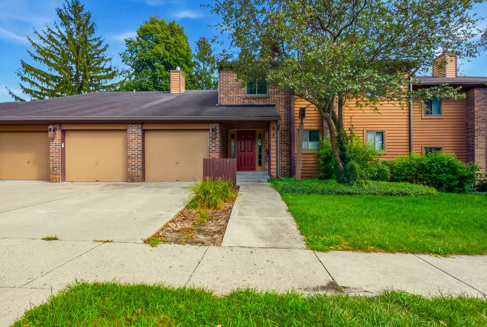 Unit for sale at 615 Waverly Drive, Elgin, IL 60120