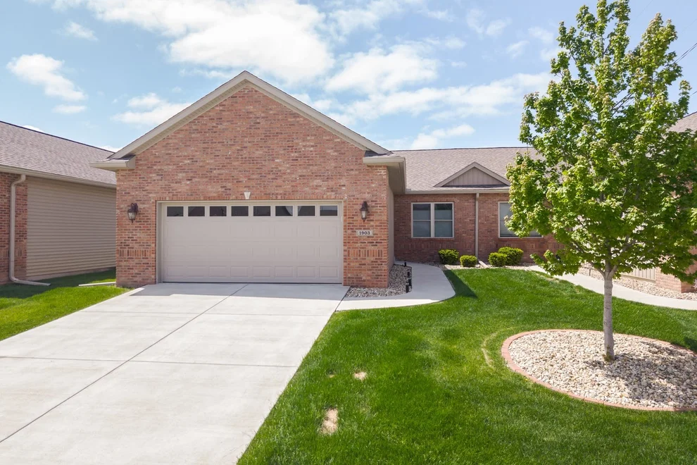 Unit for sale at 1903 Dunraven Road, Bloomington, IL 61704