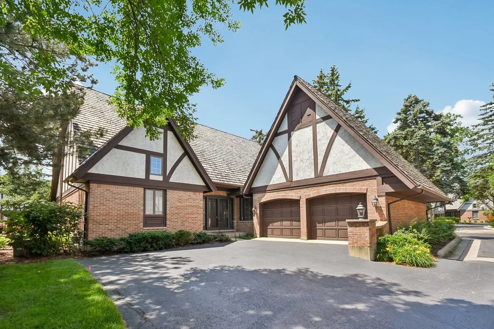 Unit for sale at 985 Coventry Lane, Highland Park, IL 60035