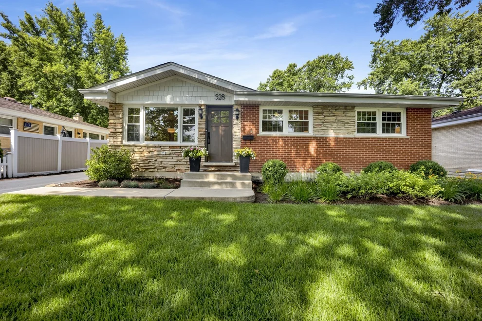 Unit for sale at 528 Kipling Court, Wheaton, IL 60187