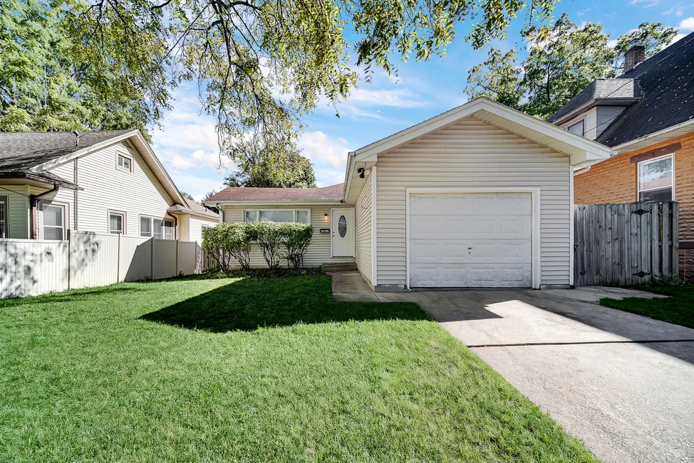 Unit for sale at 1007 Cedar Avenue, Elgin, IL 60120