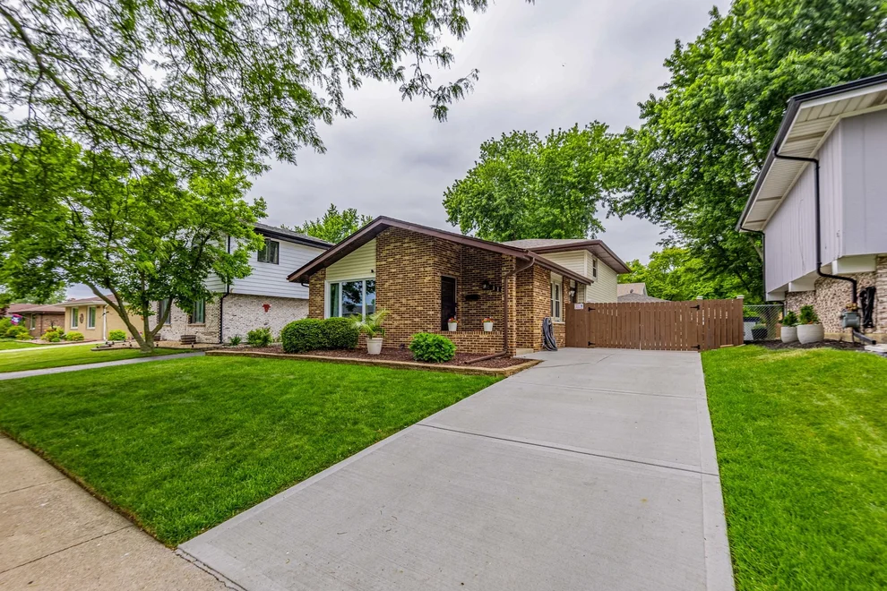 Unit for sale at 11938 S Tripp Avenue, Alsip, IL 60803