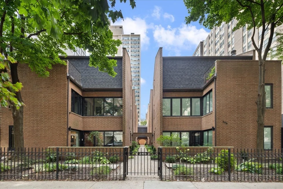 Unit for sale at 345 W BARRY Avenue, Chicago, IL 60657