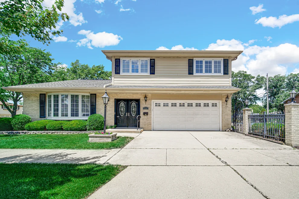 Unit for sale at 495 E Park Manor Court, Elmhurst, IL 60126