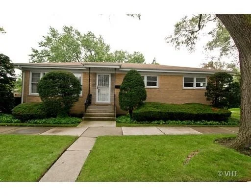 Unit for sale at 8422 N East Prairie Avenue, Skokie, IL 60076