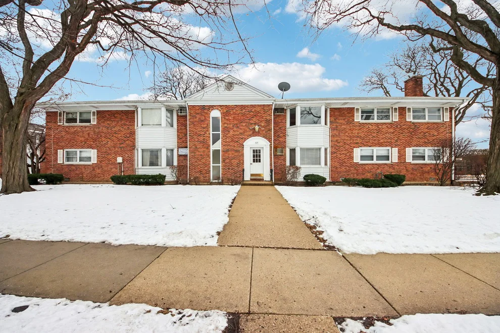 Unit for sale at 527 W Eastman Street, Arlington Heights, IL 60005