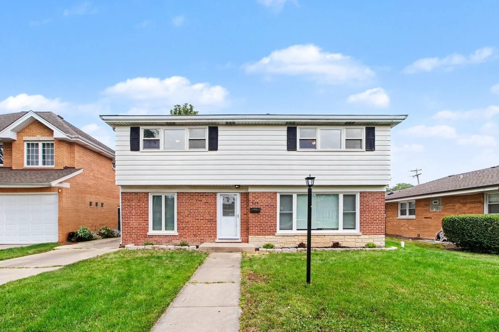 Unit for sale at 538 N Broadway Avenue, Park Ridge, IL 60068