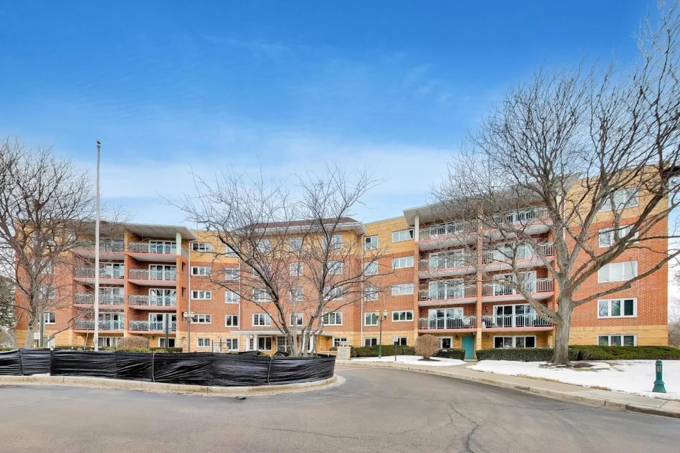 Unit for sale at 710 Creekside Drive, Mount Prospect, IL 60056