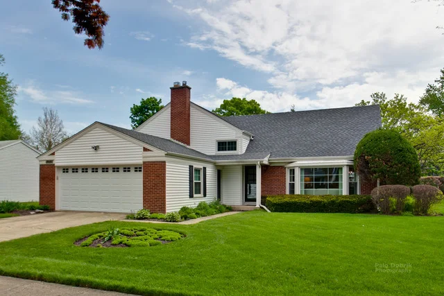 Unit for sale at 903 N Burning Bush Lane, MOUNT PROSPECT, IL 60056