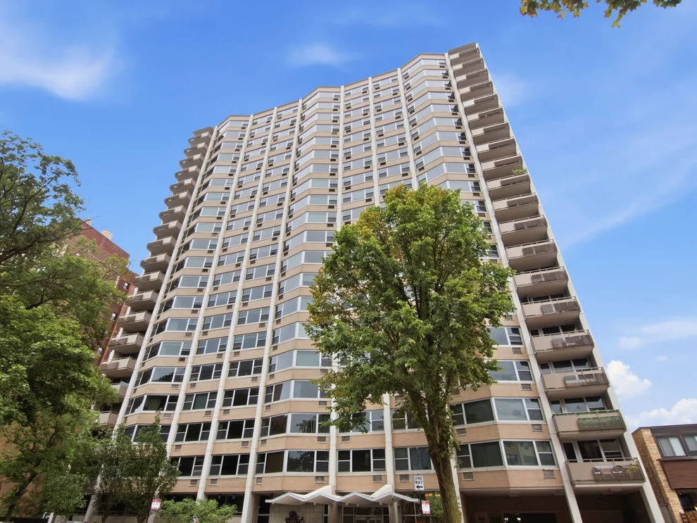 Photo of 555 West Cornelia Avenue, Chicago, IL 60657