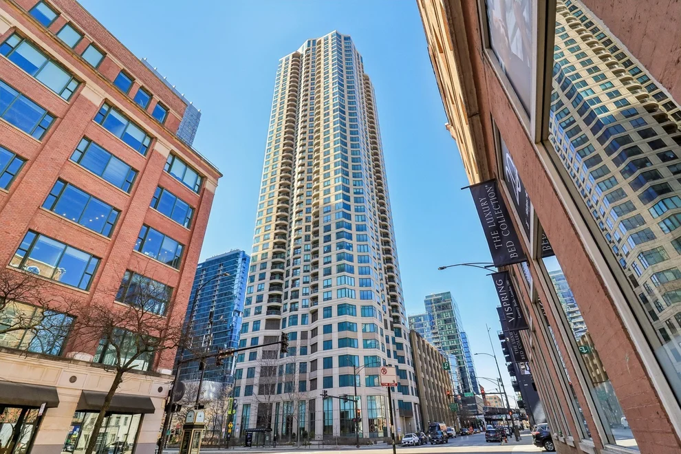 Unit for sale at 400 N La Salle Drive, Chicago, IL 60654