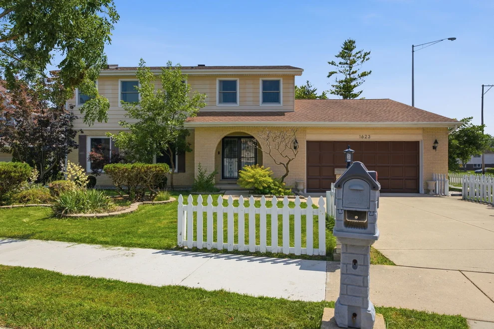 Unit for sale at 1623 W Bray Court, Arlington Heights, IL 60005