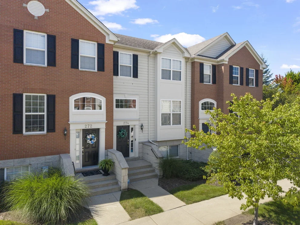 Unit for sale at 274 Comstock Drive, Elgin, IL 60124