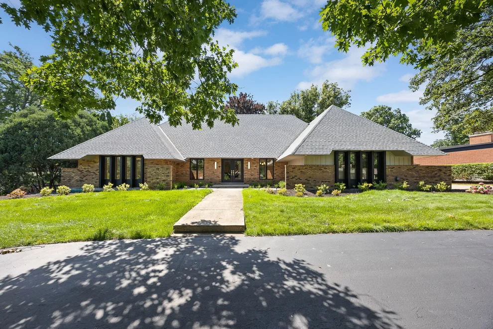 Unit for sale at 5 Heather Lane, Oak Brook, IL 60523