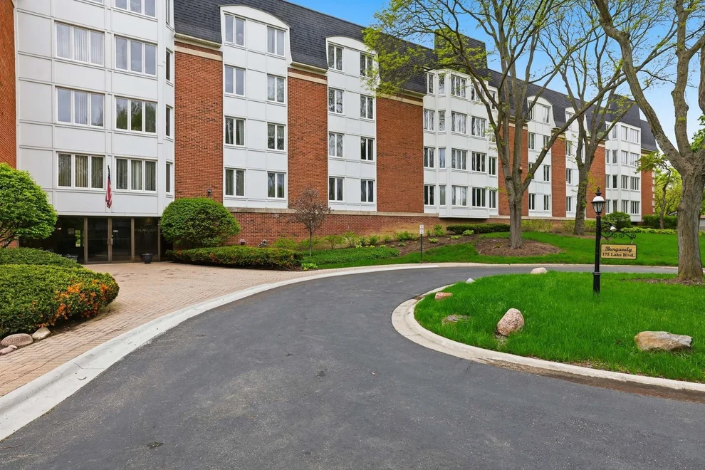 Unit for sale at 175 Lake Boulevard, Buffalo Grove, IL 60089