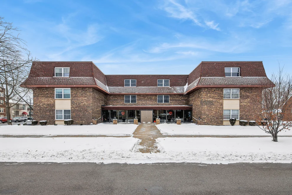 Unit for sale at 475 SHENSTONE Road, Riverside, IL 60546
