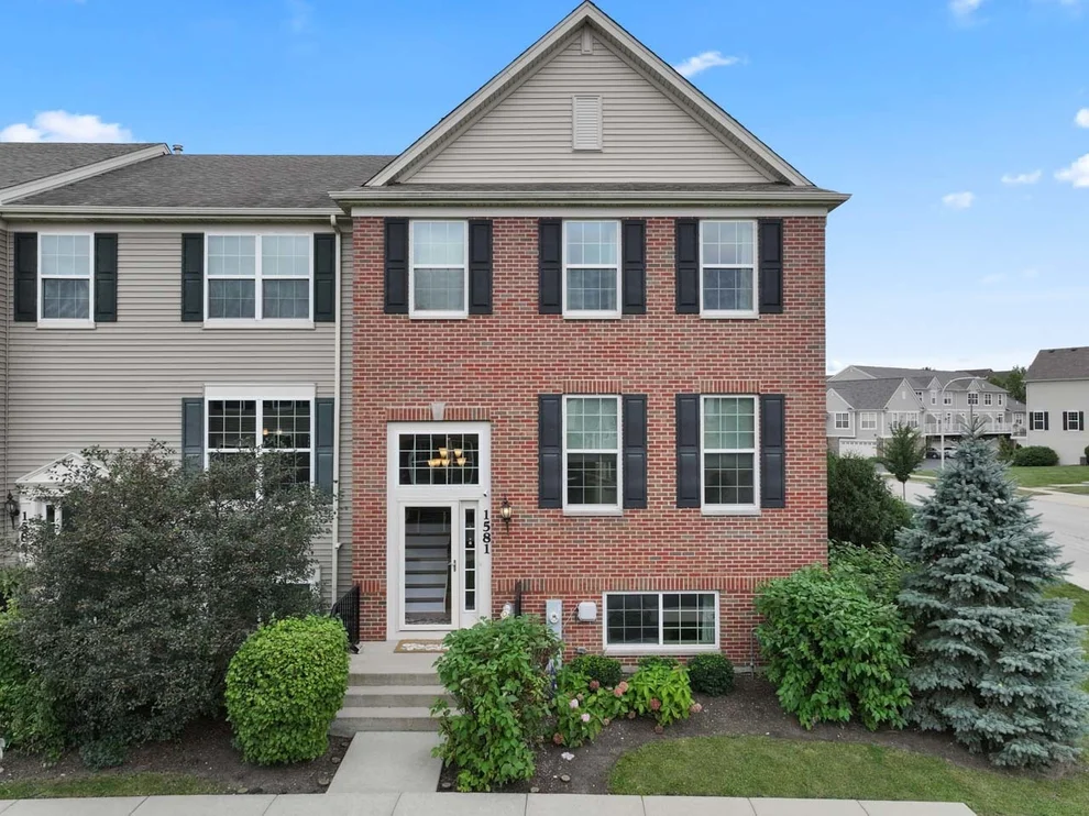 Unit for sale at 1581 Deer Pointe Drive, South Elgin, IL 60177