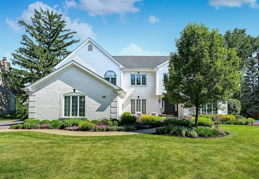 Unit for sale at 32 Ridgefield Lane, Burr Ridge, IL 60527