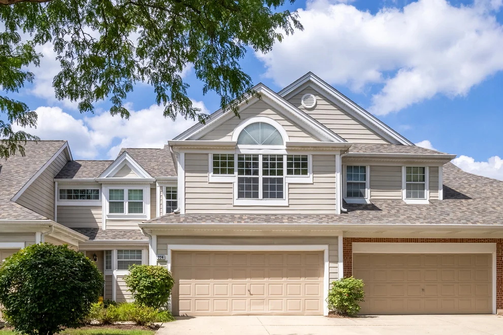 Unit for sale at 224 Woodstone Circle, Buffalo Grove, IL 60089
