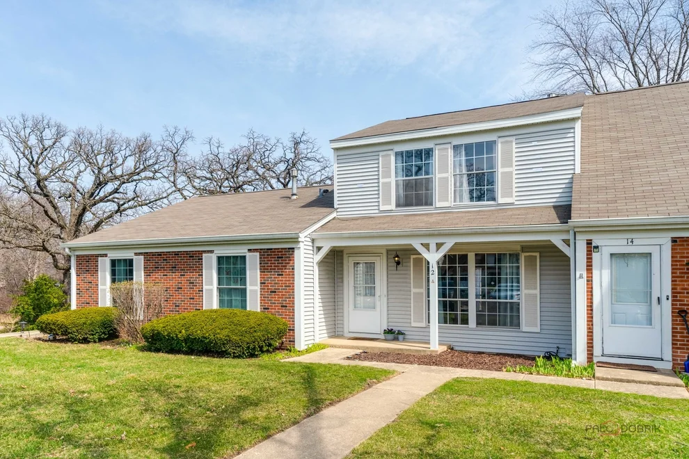 Unit for sale at 12 Oak Valley Drive, Cary, IL 60013