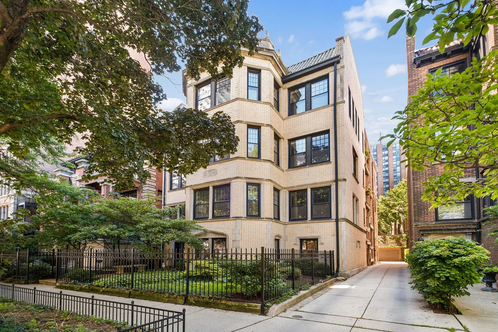 Unit for sale at 635 W Sheridan Road, Chicago, IL 60613