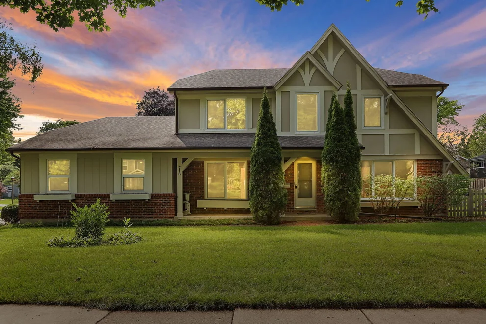 Unit for sale at 713 Dawes Street, Libertyville, IL 60048