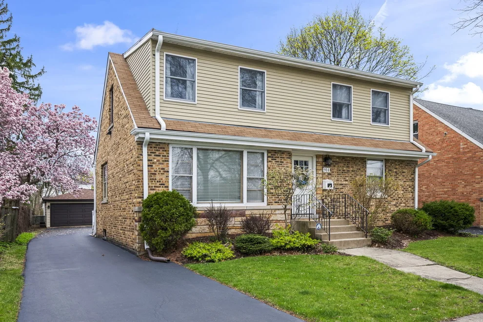 Unit for sale at 914 N Kennicott Avenue, Arlington Heights, IL 60004