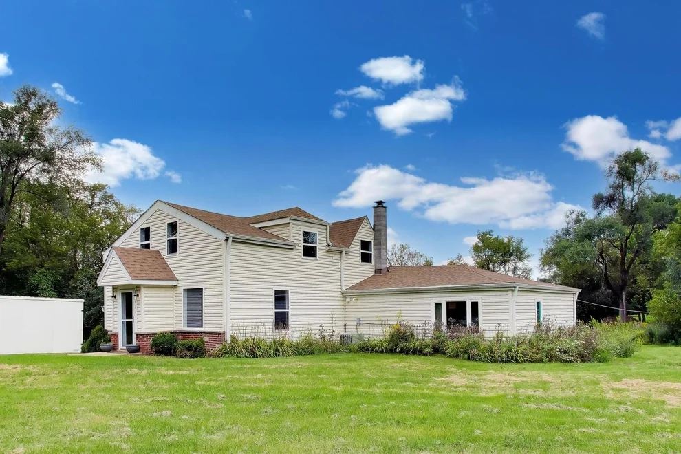 Unit for sale at 24826 W Miller Road, North Barrington, IL 60010