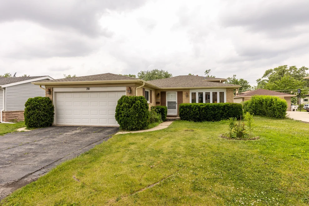 Unit for sale at 70 Dover Drive, Des Plaines, IL 60018