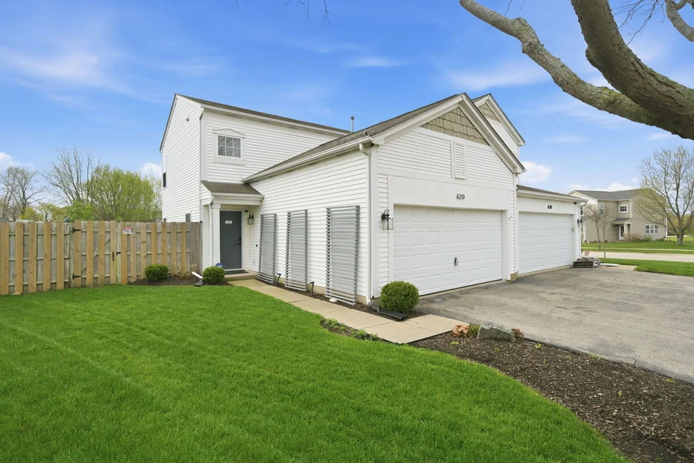 Unit for sale at 620 Wedgewood Circle, Lake In The Hills, IL 60156