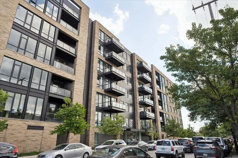 Unit for sale at 1701 W Webster Avenue, Chicago, IL 60614