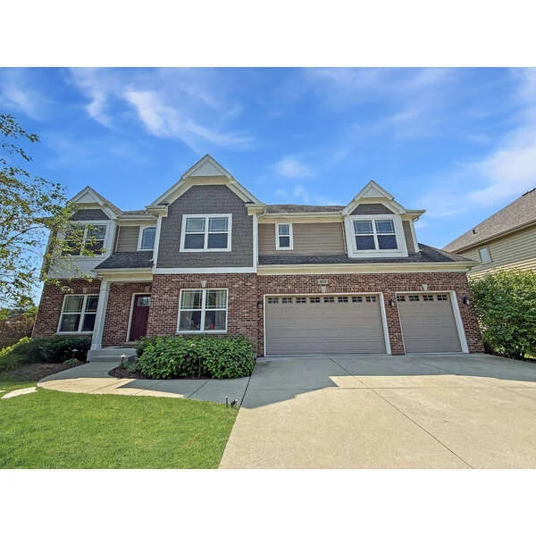 Unit for sale at 601 Oak Lane, South Elgin, IL 60177