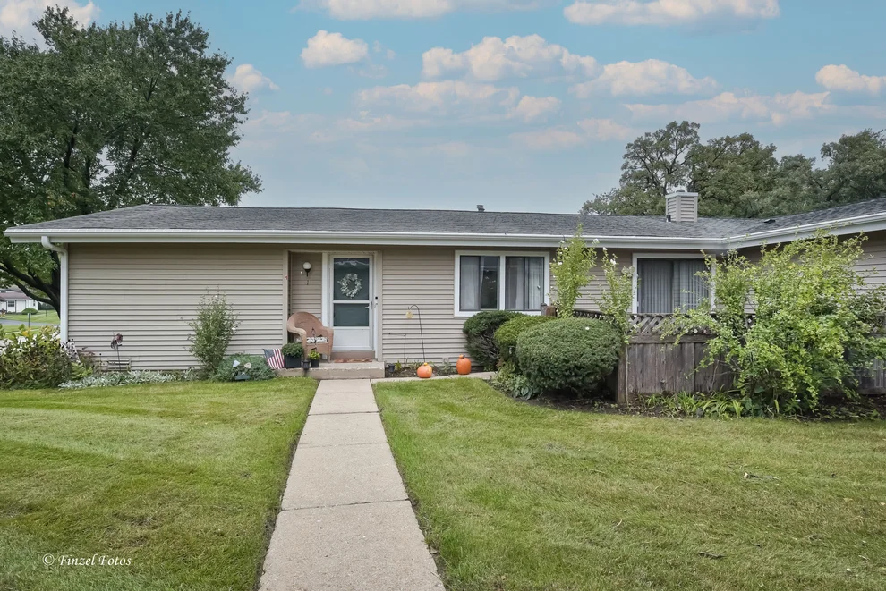 Unit for sale at 824 Wiltshire Drive, McHenry, IL 60050
