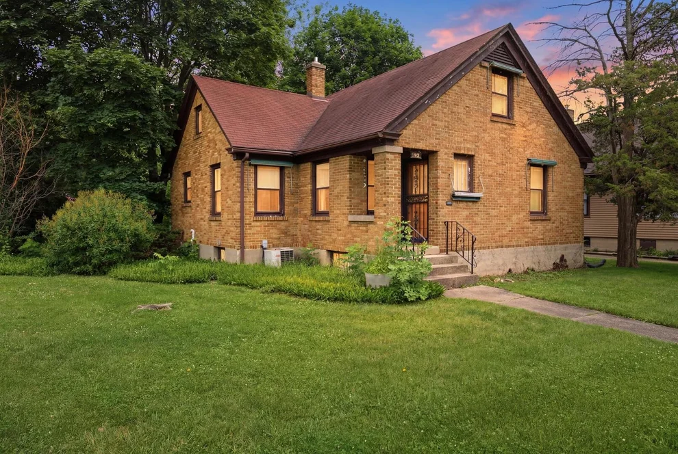Unit for sale at 45 N Aldine Street, Elgin, IL 60123