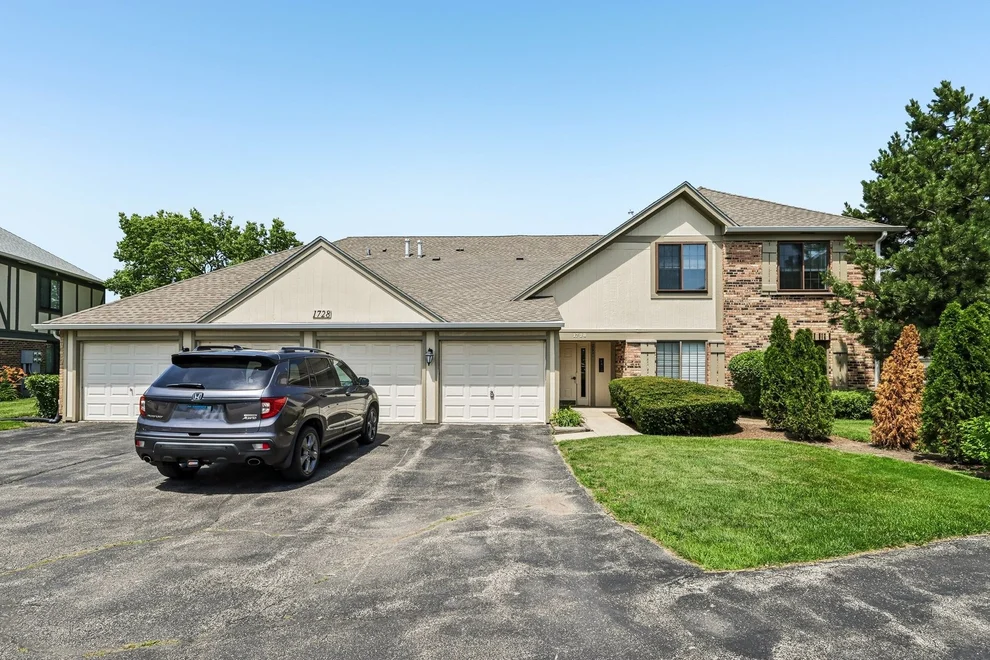 Unit for sale at 1728 N Emerald Bay, Palatine, IL 60074