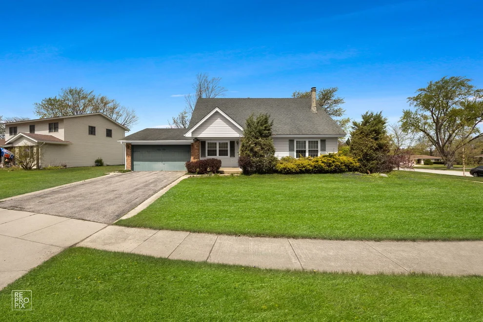 Unit for sale at 54 Smethwick Lane, Elk Grove Village, IL 60007