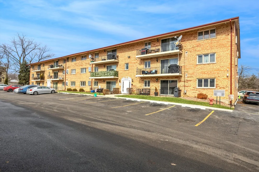Unit for sale at 9430 Greenbriar Drive, Hickory Hills, IL 60457