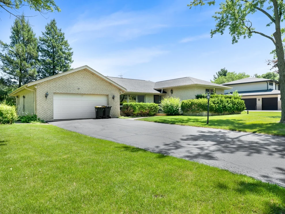 Unit for sale at 15 E Leon Lane, Prospect Heights, IL 60070