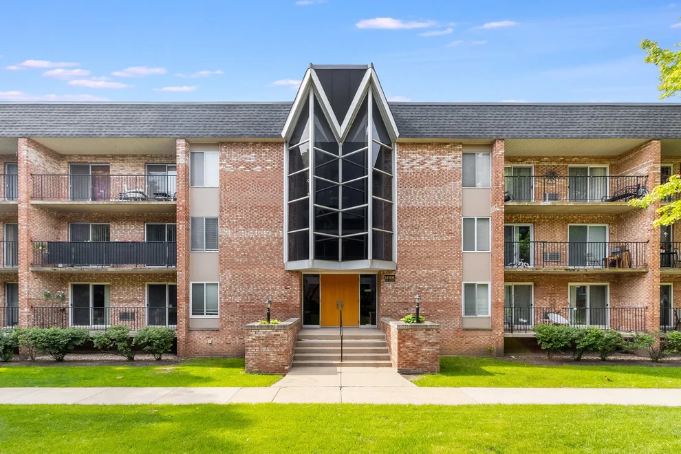 Unit for sale at 1001 N Mill Street, Naperville, IL 60563