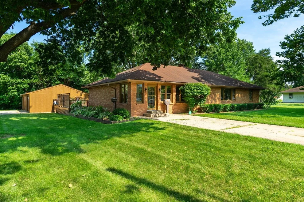Unit for sale at 1048 Warren Street, Henry, IL 61537