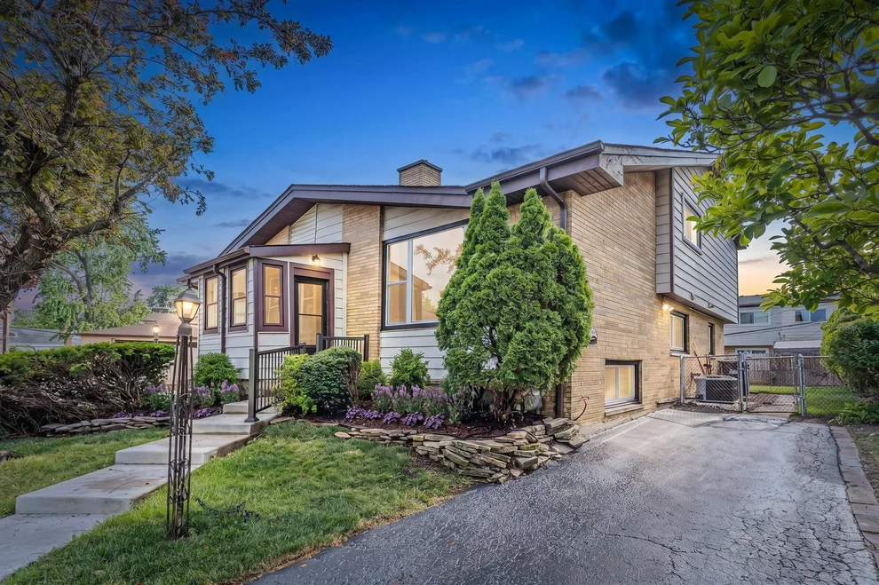 Unit for sale at 9272 N Home Terrace, Des Plaines, IL 60016