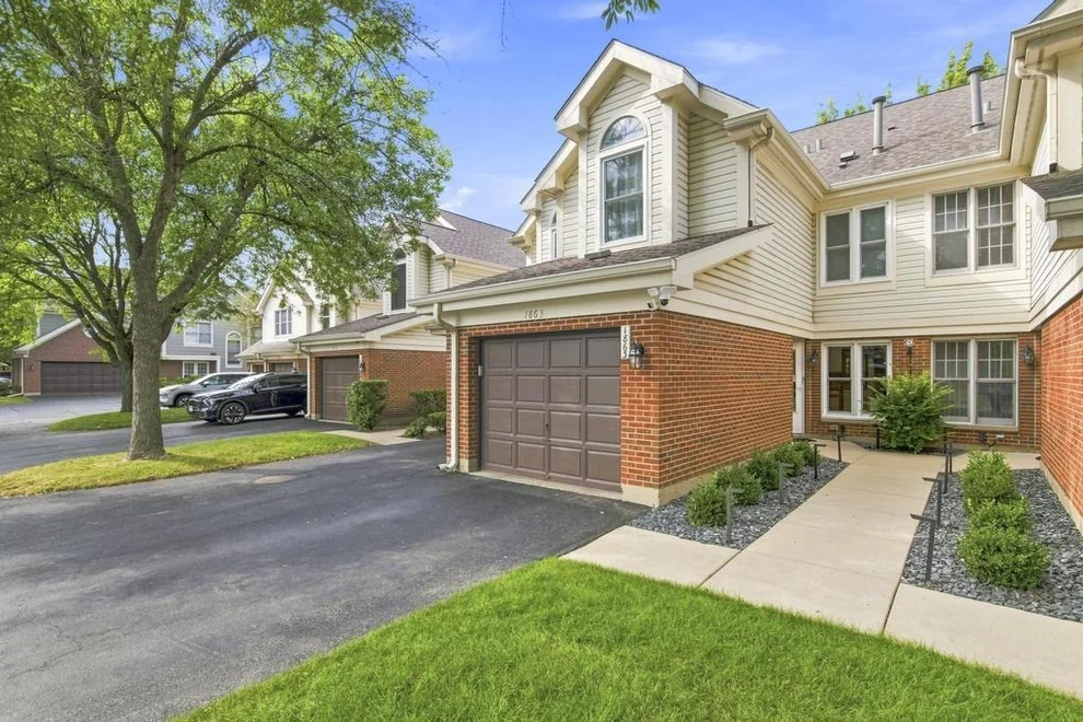 Unit for sale at 1863 W White Oak Street, Arlington Heights, IL 60005