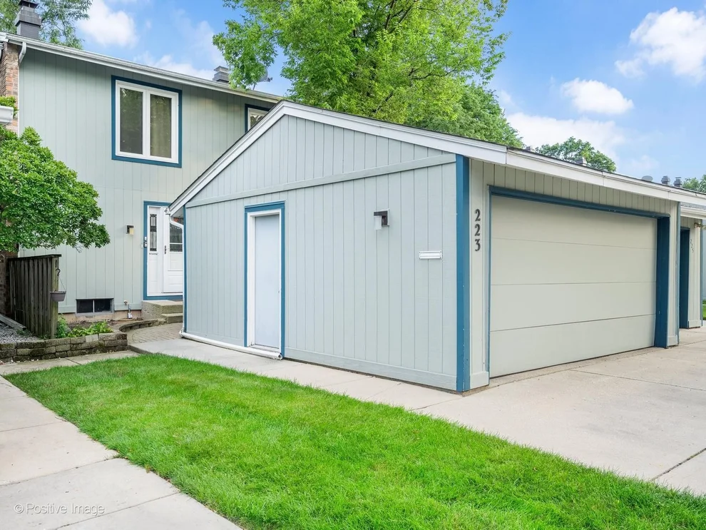 Unit for sale at 223 Willow Lane, Bloomingdale, IL 60108